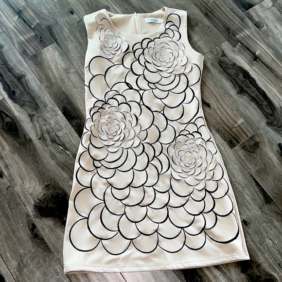 Beautiful cut out flowers detail fitted stretch dress - Picture 1 of 11